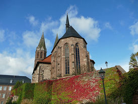 Propsteikirche St. Marien mit dem ehemaligem Jesuitenkolleg (Foto: Karl-Franz Thiede)